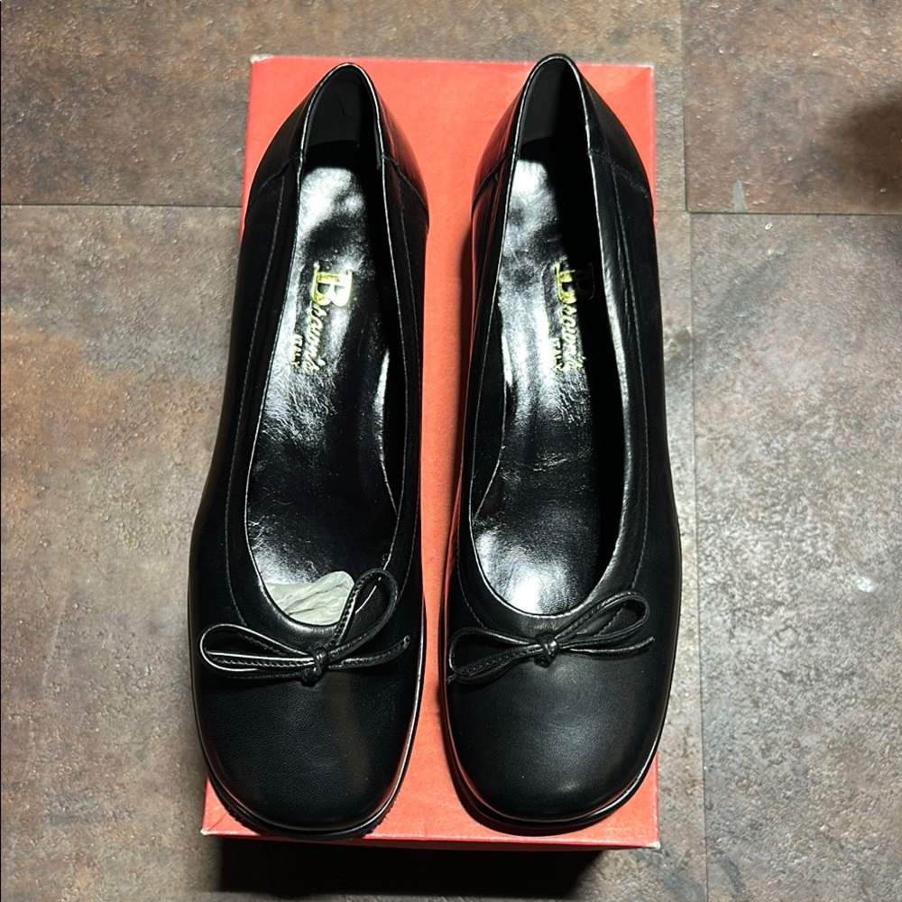 Black Leather Flats with Rounded Toe and Simple Design